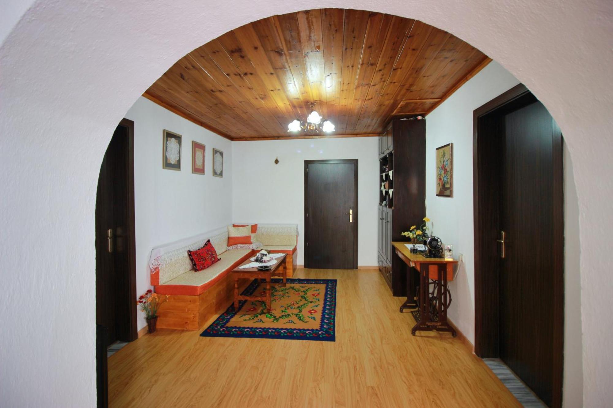 Guest House Denis Гірокастра Екстер'єр фото
