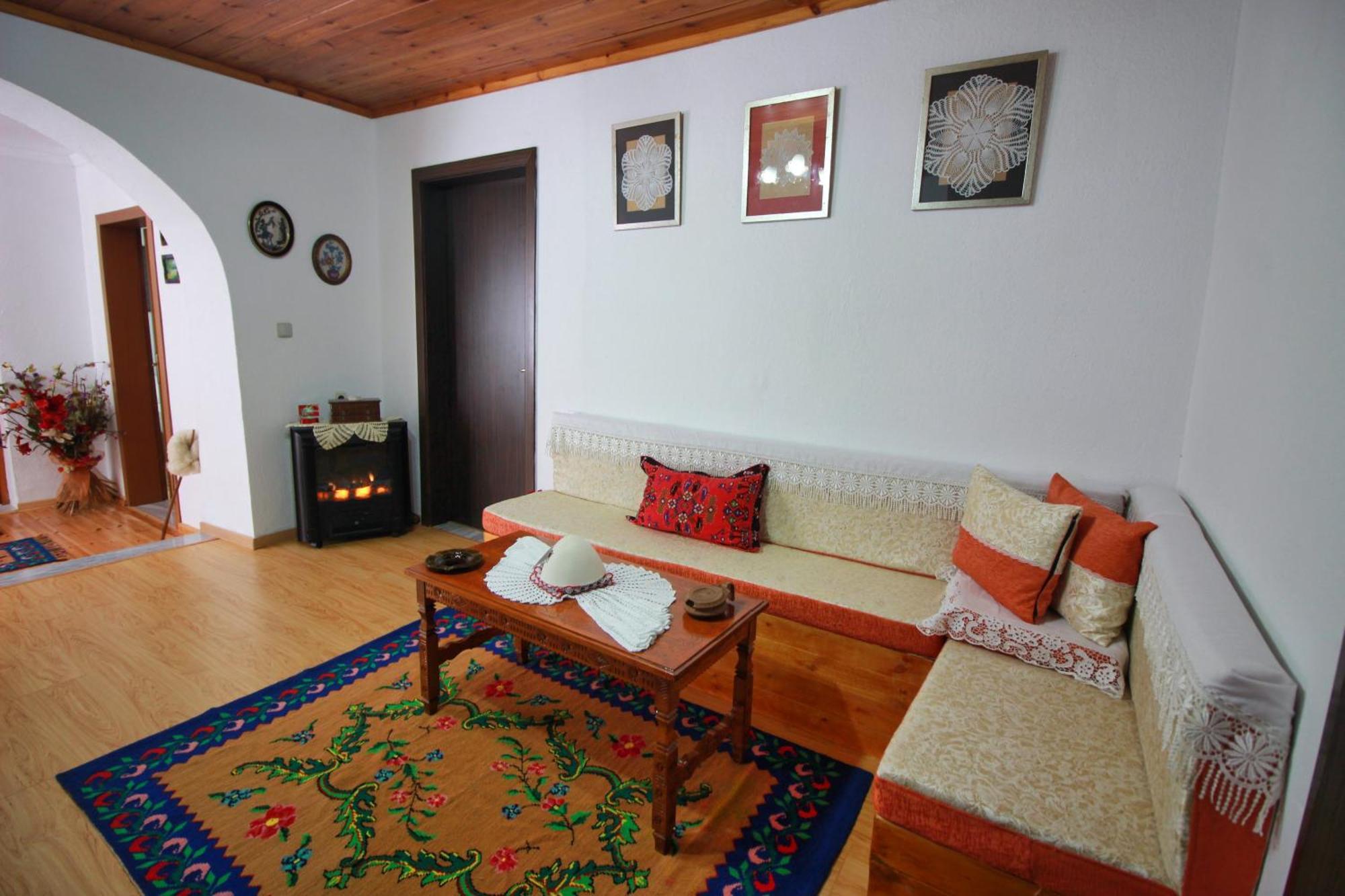 Guest House Denis Гірокастра Екстер'єр фото