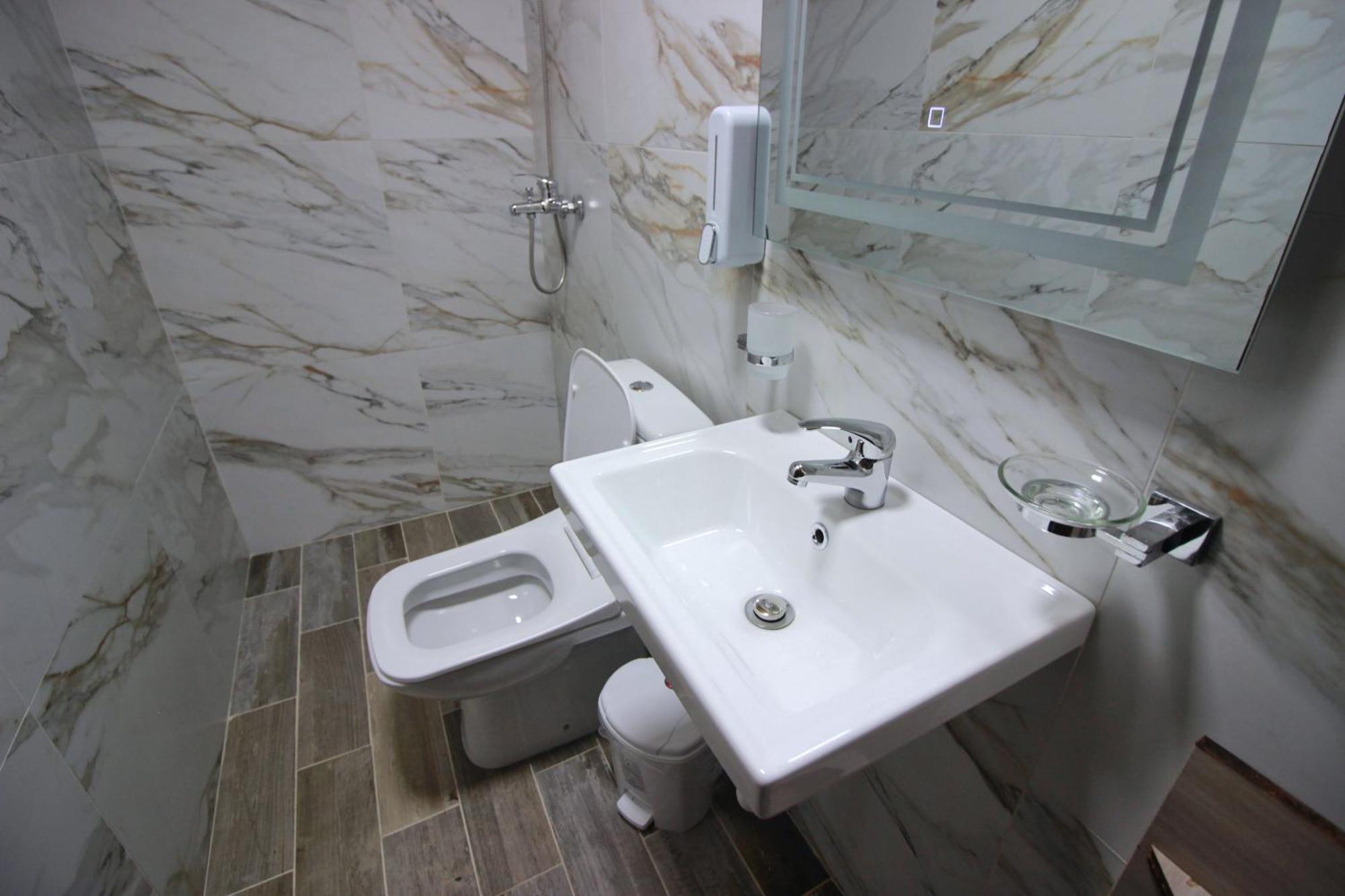 Guest House Denis Гірокастра Екстер'єр фото