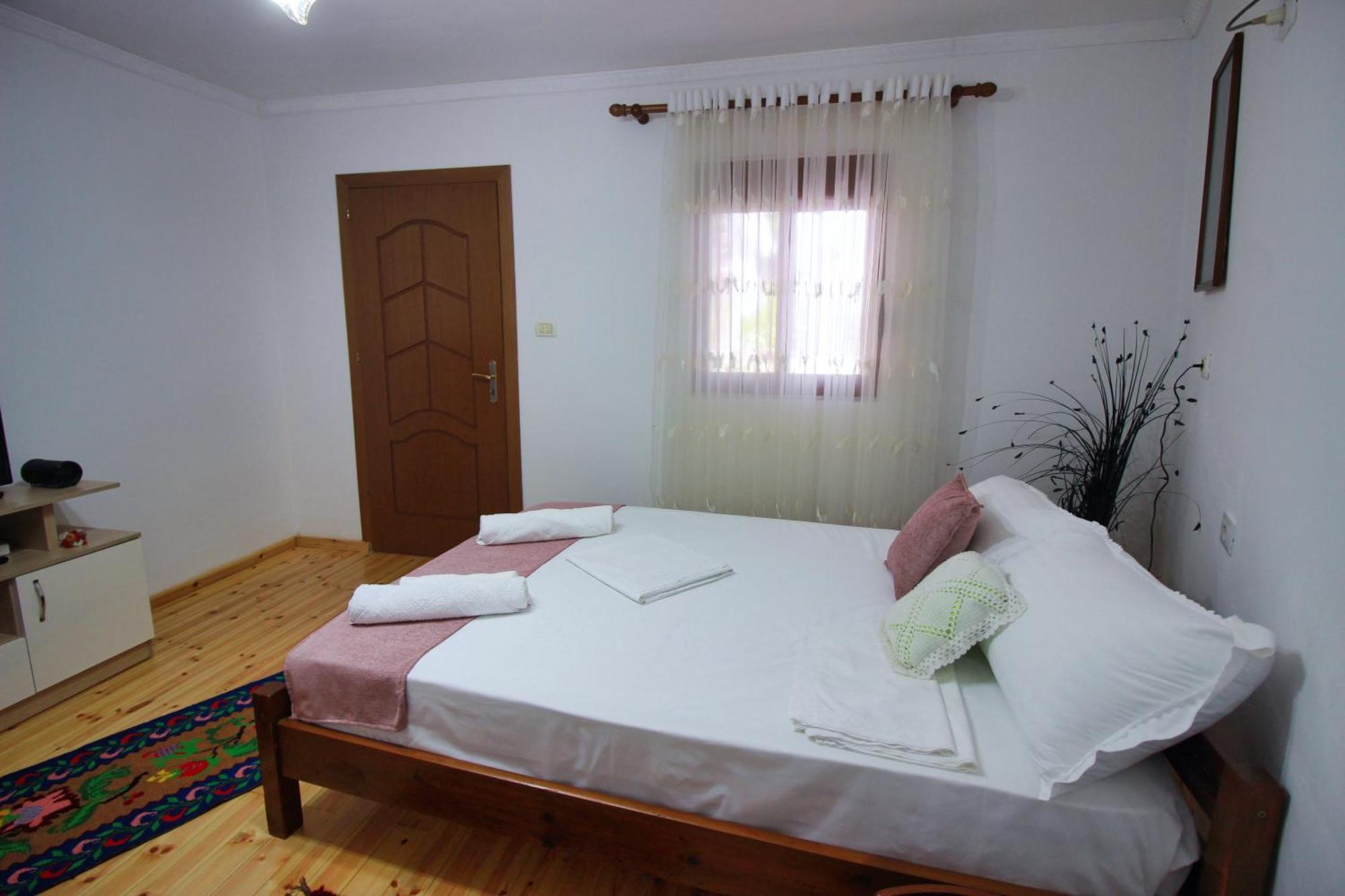 Guest House Denis Гірокастра Екстер'єр фото