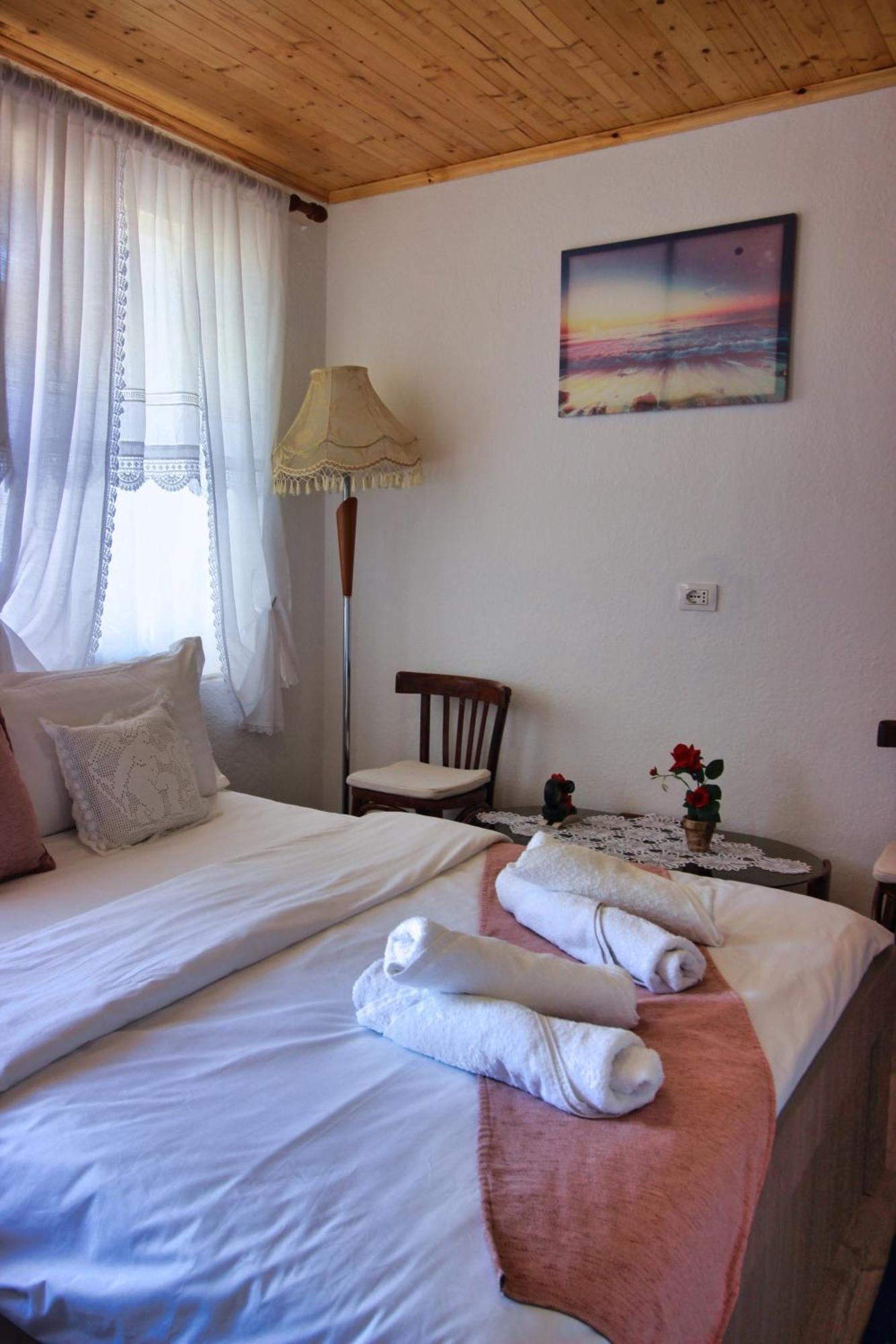 Guest House Denis Гірокастра Екстер'єр фото