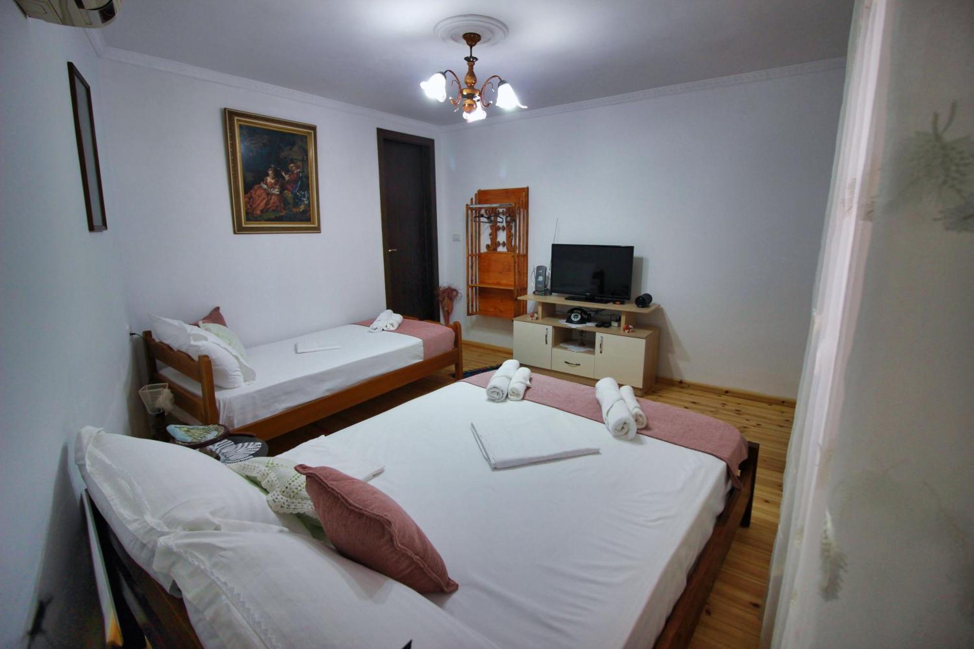 Guest House Denis Гірокастра Екстер'єр фото