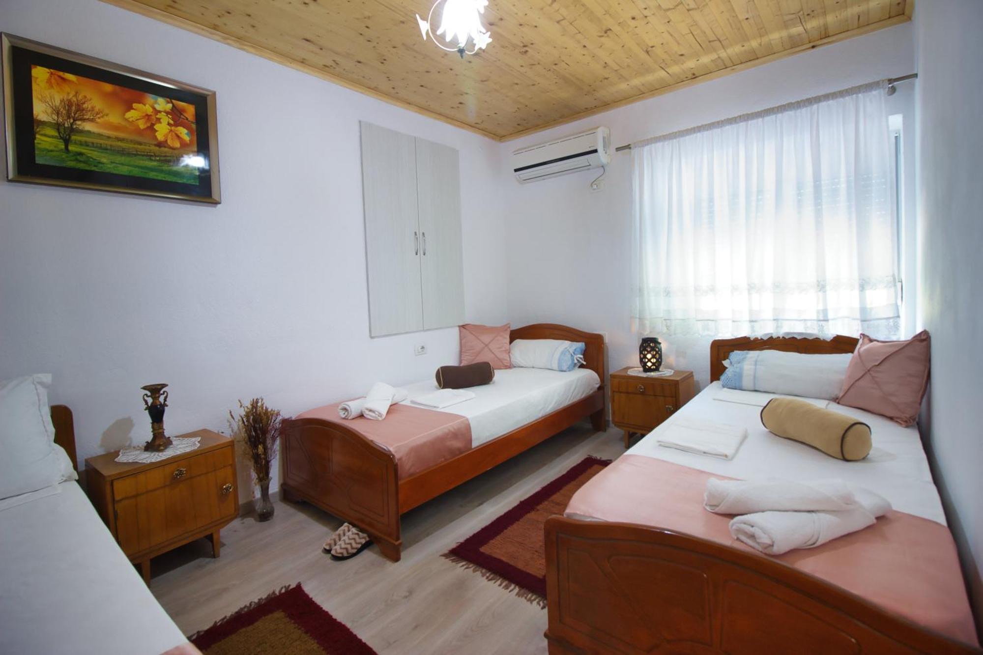 Guest House Denis Гірокастра Екстер'єр фото