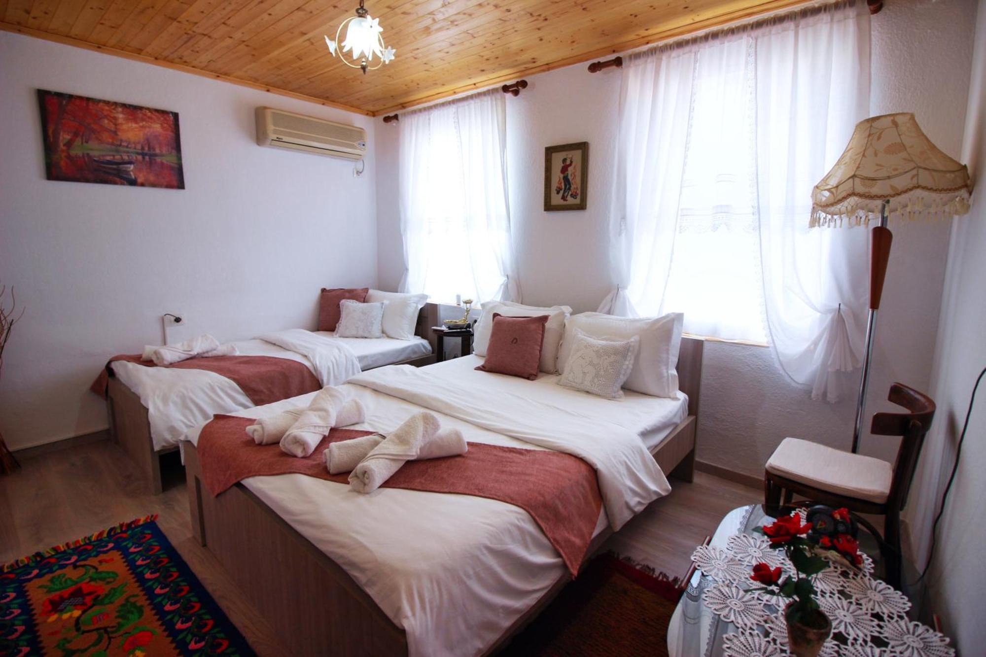 Guest House Denis Гірокастра Екстер'єр фото