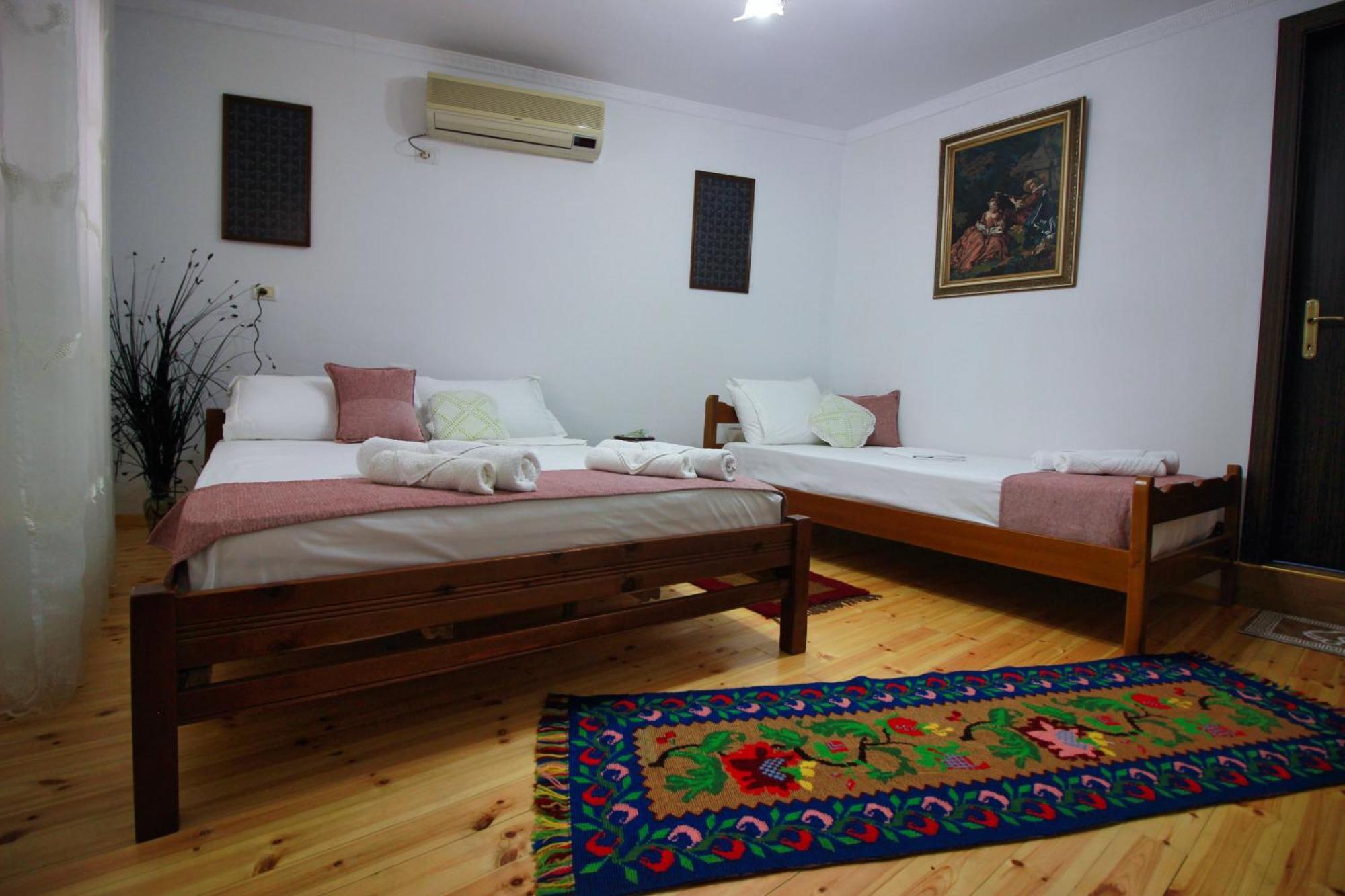 Guest House Denis Гірокастра Екстер'єр фото