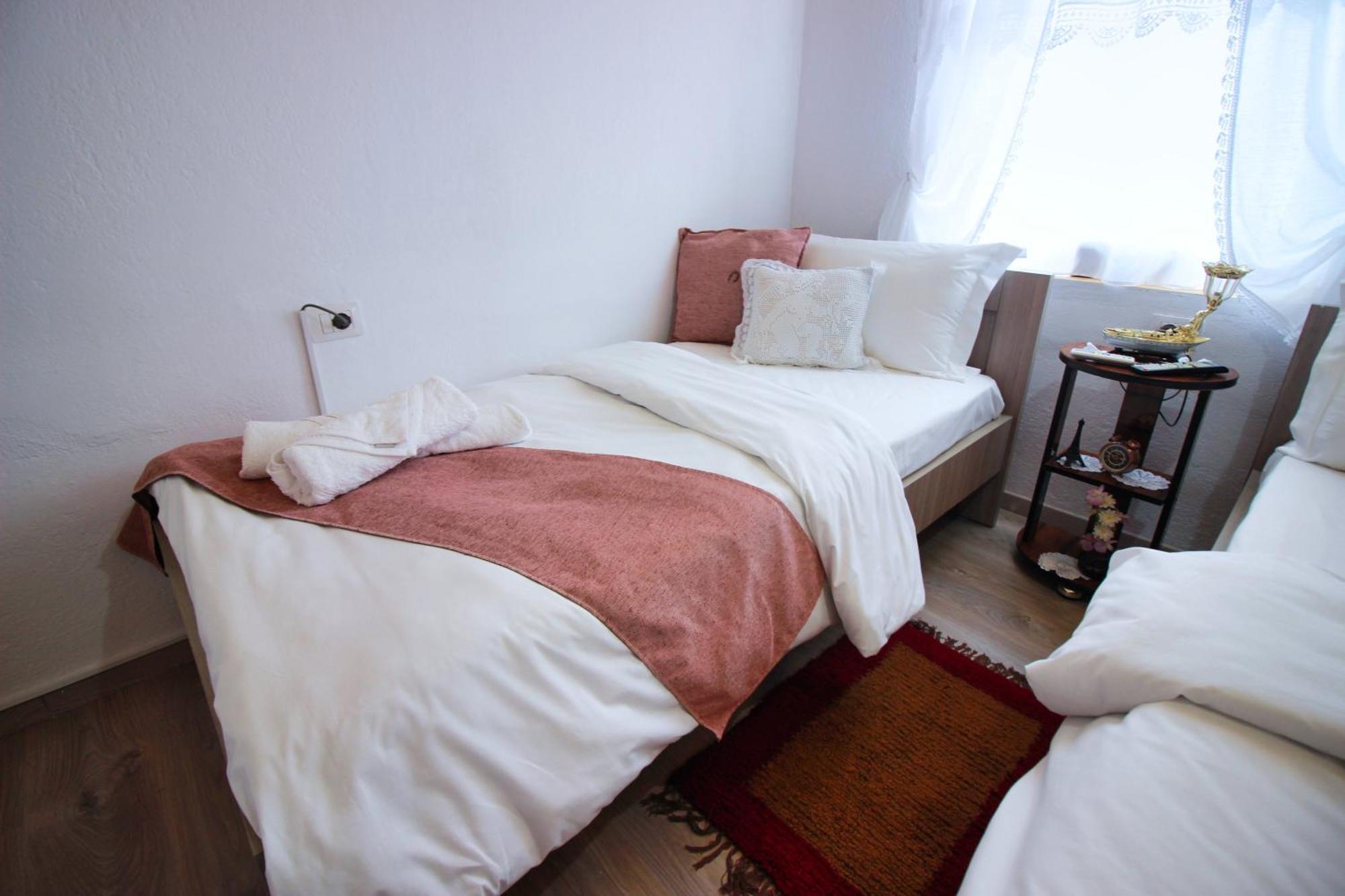 Guest House Denis Гірокастра Екстер'єр фото