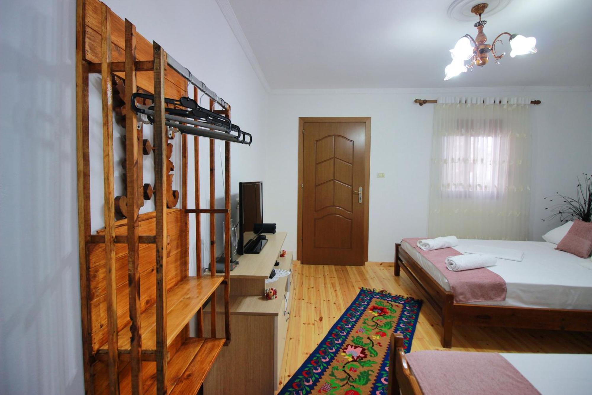 Guest House Denis Гірокастра Екстер'єр фото