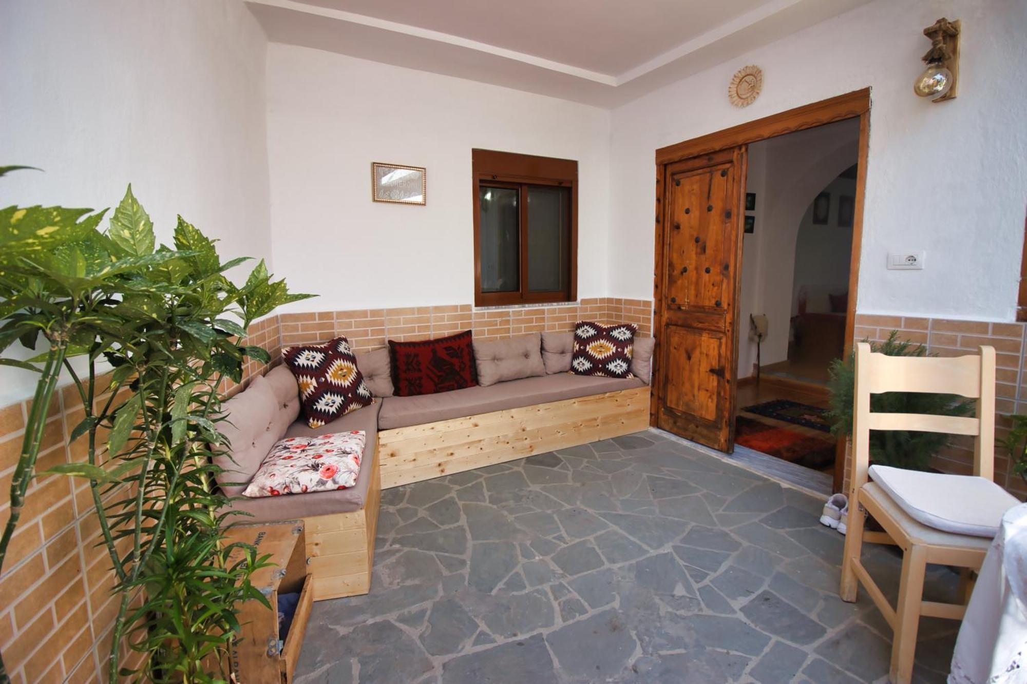 Guest House Denis Гірокастра Екстер'єр фото