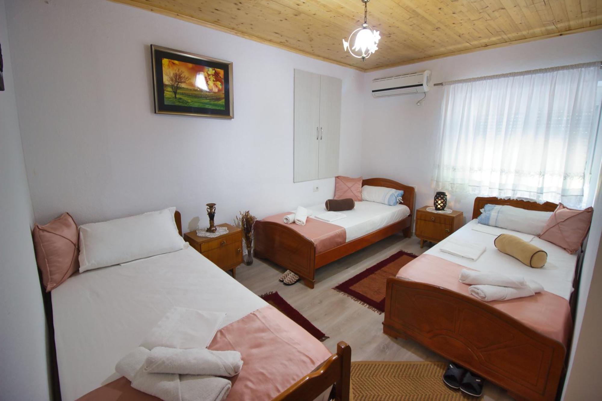 Guest House Denis Гірокастра Екстер'єр фото