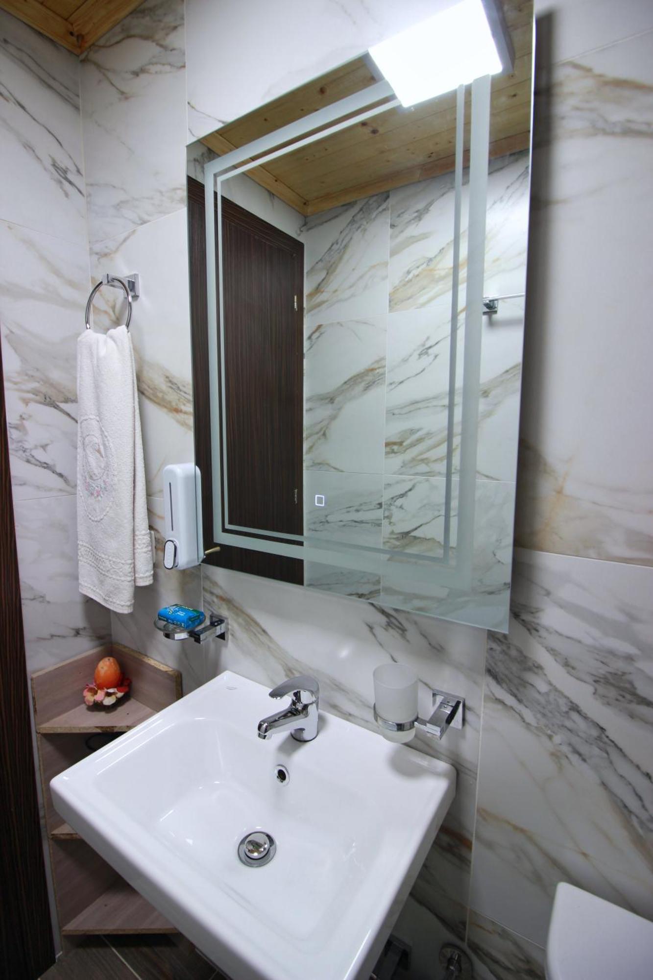 Guest House Denis Гірокастра Екстер'єр фото