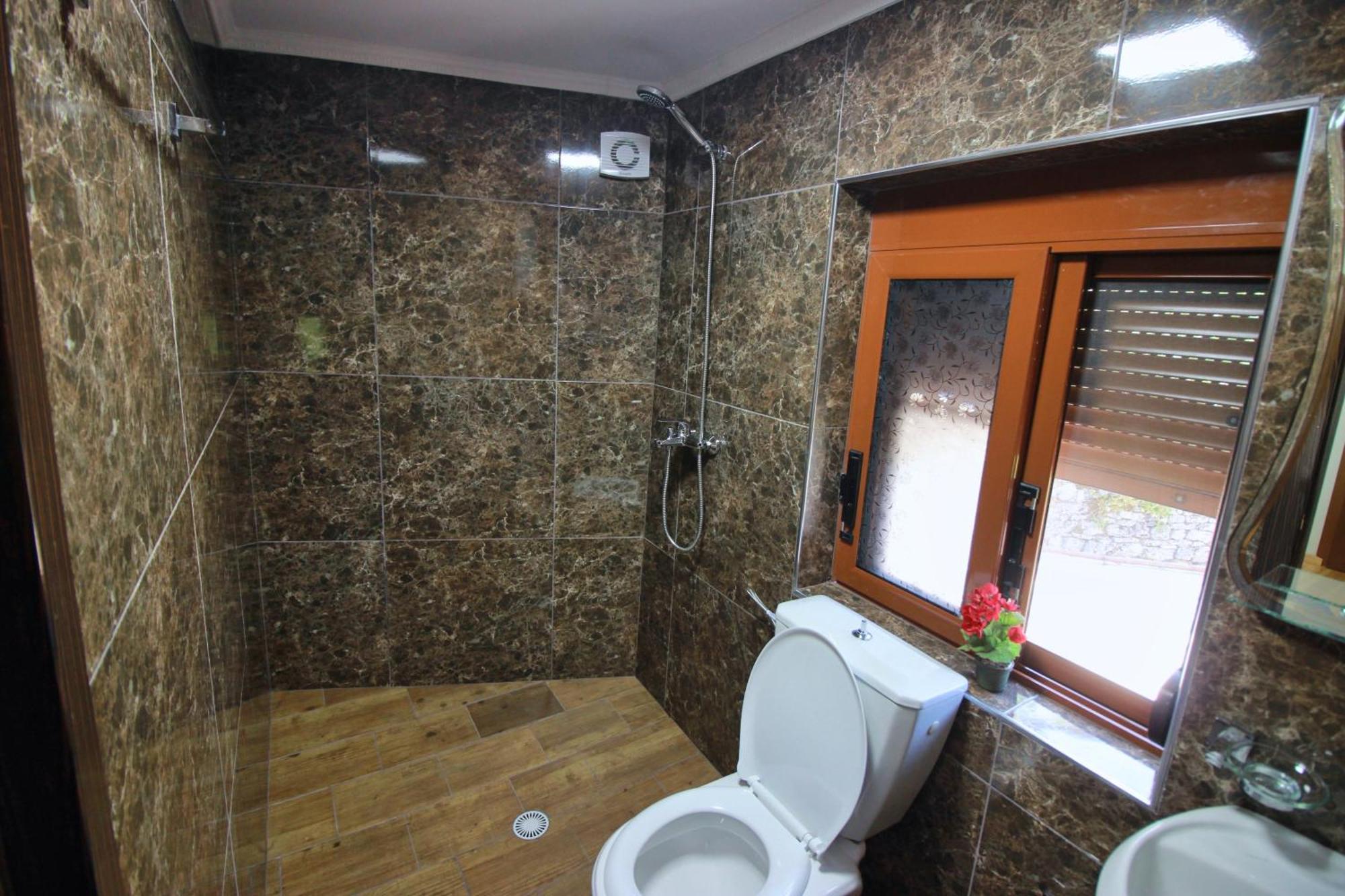 Guest House Denis Гірокастра Екстер'єр фото