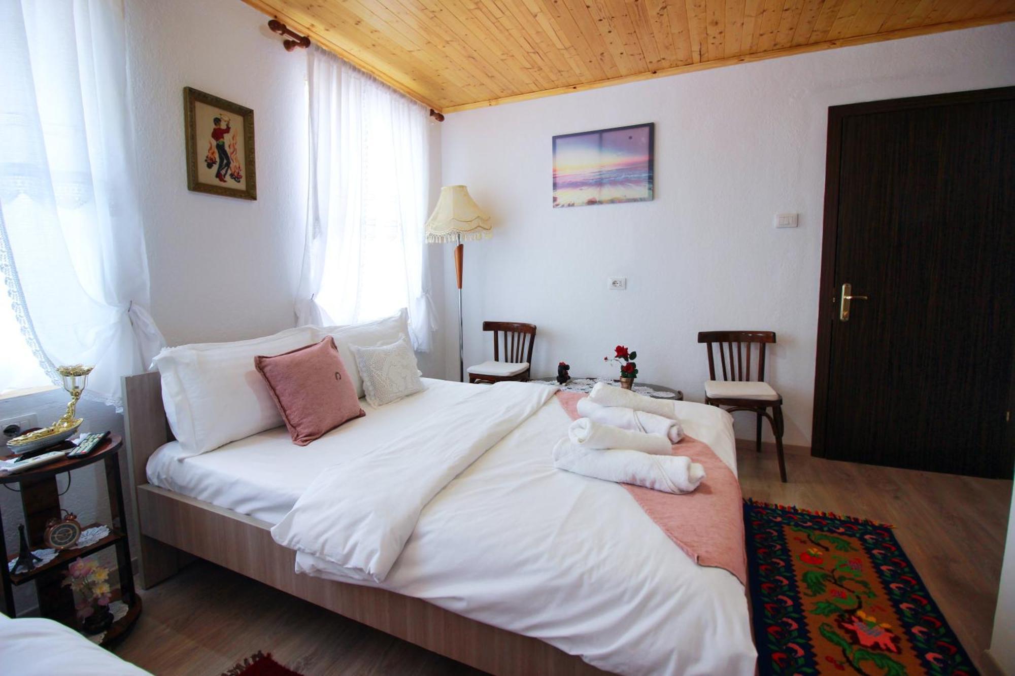 Guest House Denis Гірокастра Екстер'єр фото